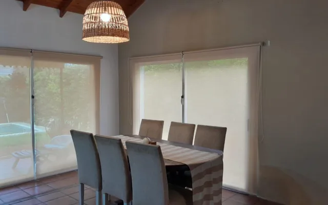 Cortinas roller en un comedor con salida al parque